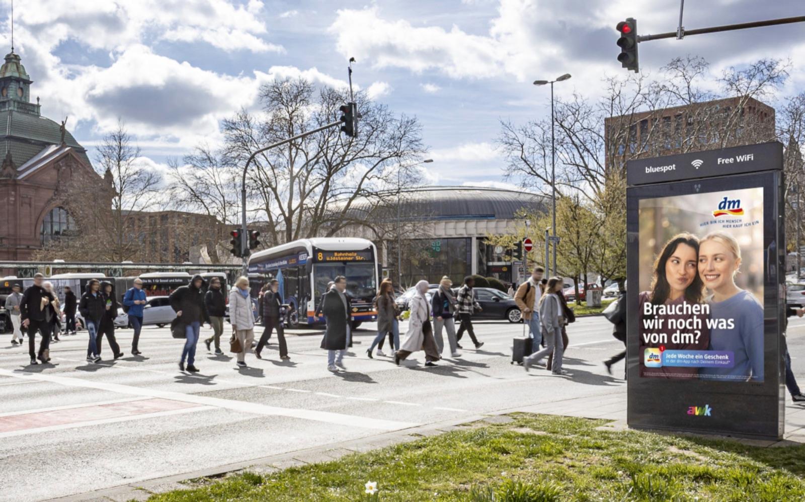 Digitaler City-Light-Screen von awk an einer belebten Straßenkreuzung